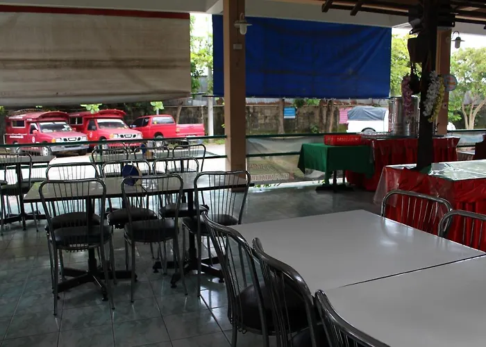 Oyo 75409 Premium The Family Hotel