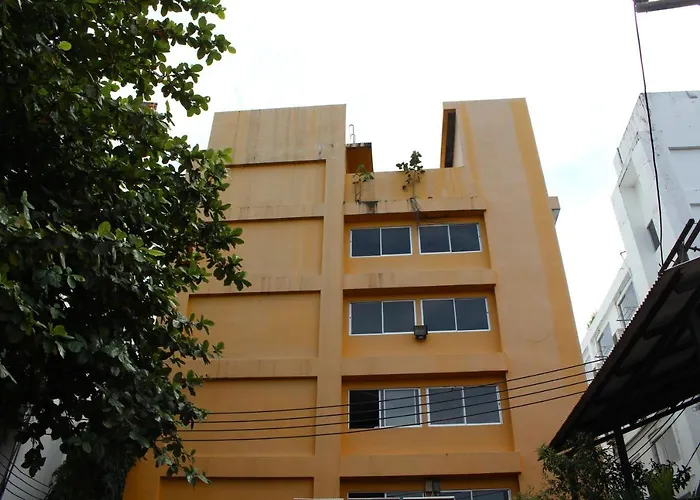 Oyo 75409 Premium The Family Hotel